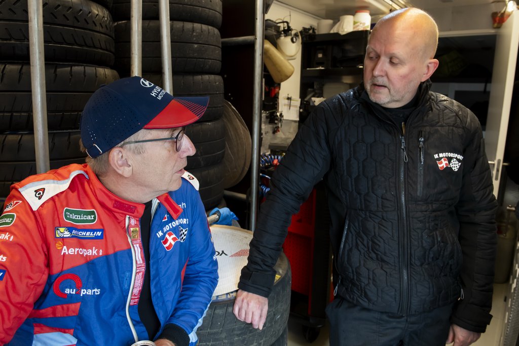 Ib Kragh med Bo Mølgaard 'Bo og mine andre servicefolk har gjort en stor indsats for at få bilen ud at køre igen'
(Foto: Jokum Tord Larsen)